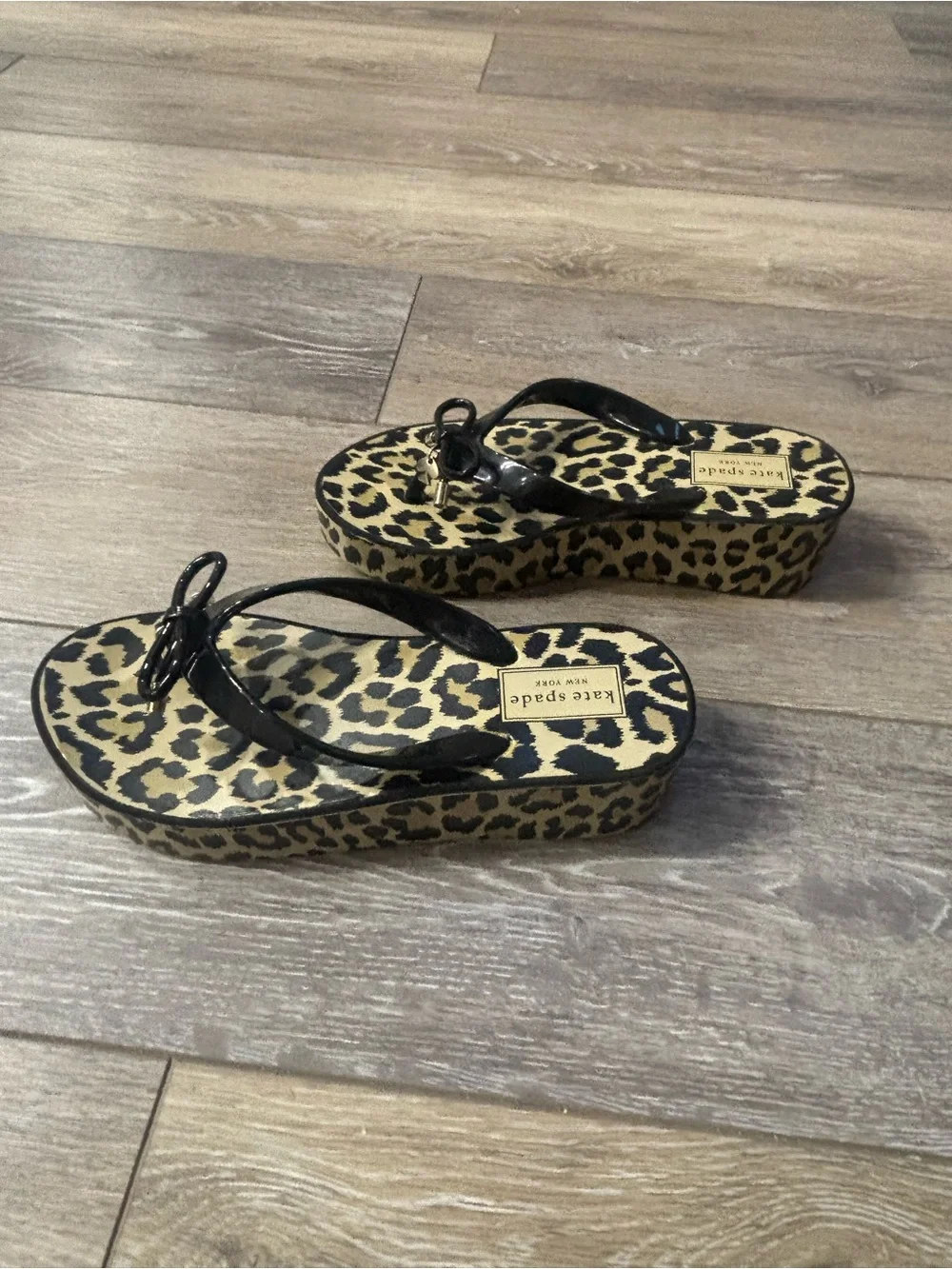 Kate Spade Rhett Leopard Flip Flops Sz 5 Charm Sandals Bow Designer Mobwife Chic